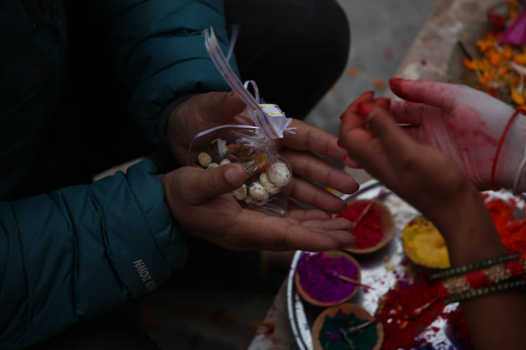 दिदीबहिनी नहुनेले बालगोपालेश्वरमा भाइटीका लगाउँदै