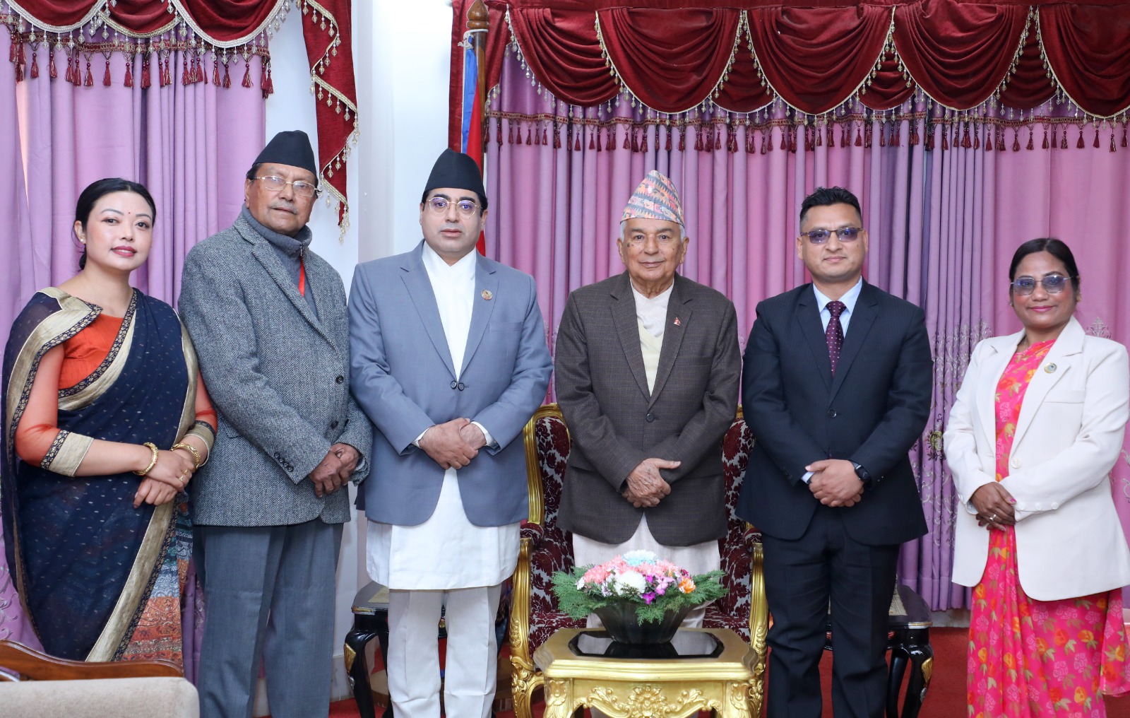 राष्ट्रपति पौडेलसँग परिवार दलका अध्यक्ष ढकालसहितको प्रतिनिधि मण्डलको भेट