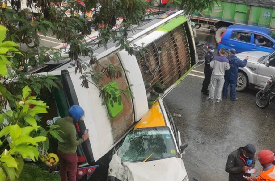 ग्वार्कोमा ट्याक्सीमाथि बस पल्टियो