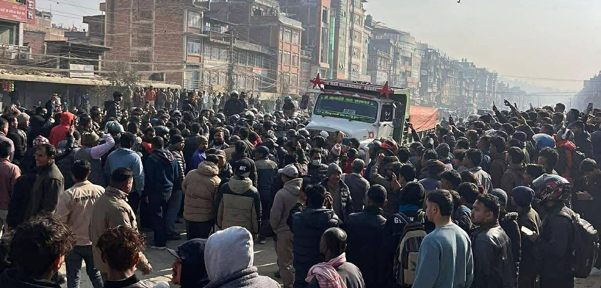 बनेपामा ट्रिपरको ठक्करले स्कुटर चालकको घटनास्थलमै मृत्यु, आक्रोशित भीडले ट्रिपरमा आगजनी
