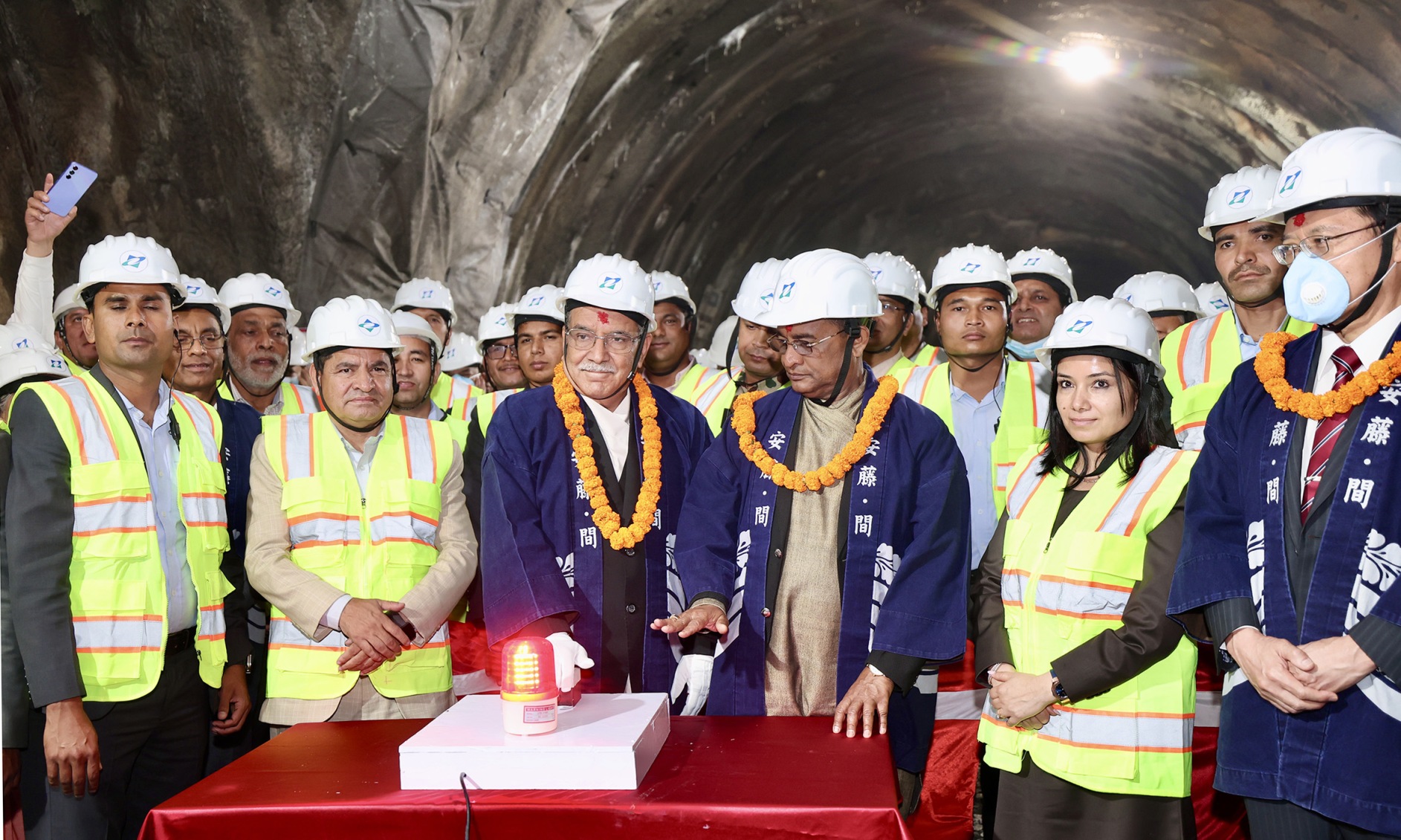 प्रधानमन्त्रीद्वारा नागढुङ्गा सुरुङमार्गको ‘ब्रेक थ्रु’