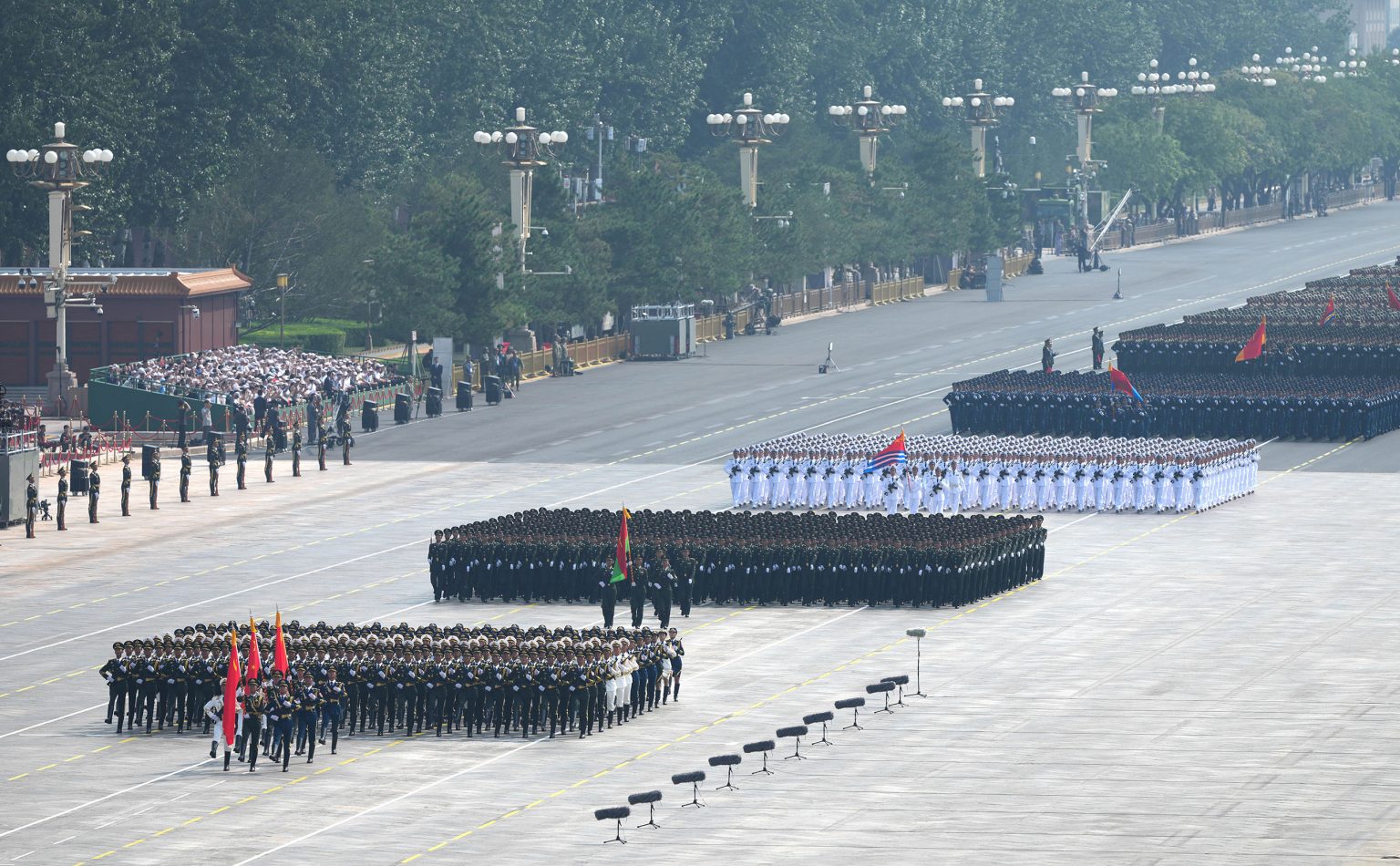 चिनियाँ विशाल सैन्य परेड (तस्वीर)