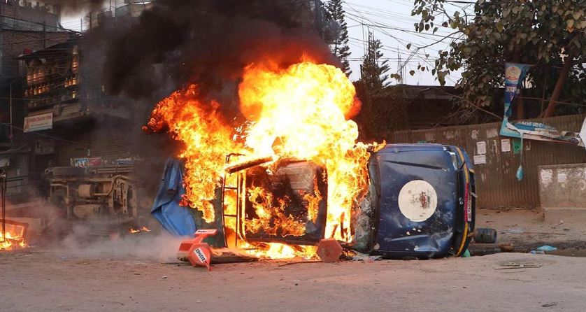 बालाजु बाइपासमा प्रदर्शनकारीले जलाए प्रहरी भ्यान