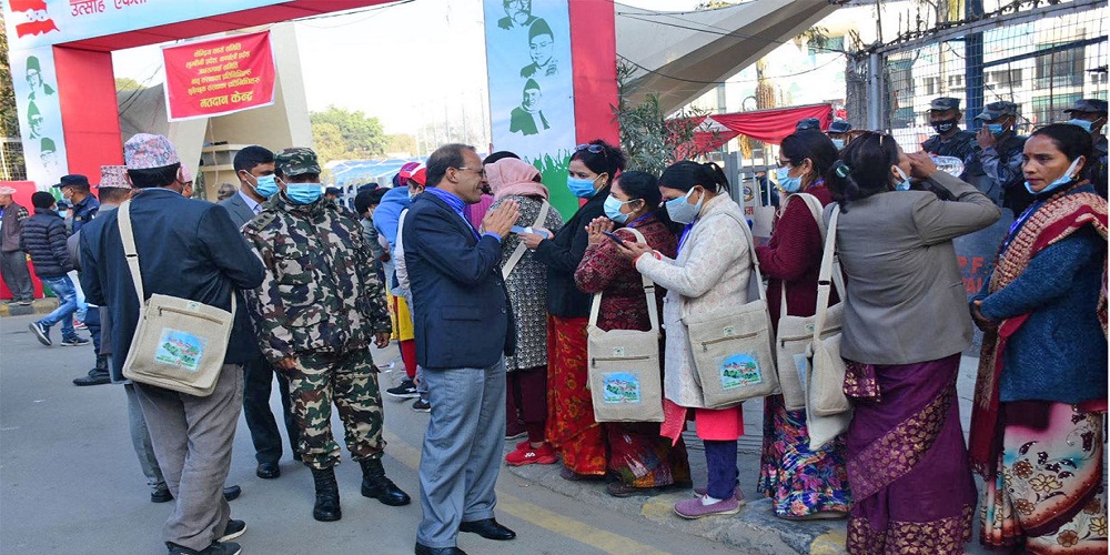 कांग्रेसको नयाँ नेतृत्व चयनका लागि  प्रतिनिधिहरु मतदान गर्न लामबद्ध