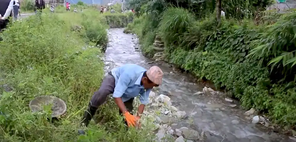 फिर्केखोला संरक्षण तथा सौन्दर्यकरण अभियानअन्तर्गत पोखरामा खोलाघरभित्र बनेका संरचना हटाउन सुरु