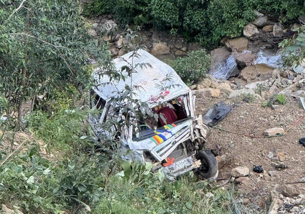 रुकुमबाट दाङ आउँदै गरेको गाडी सल्यानमा दुर्घटना, तीन जनाको घटनास्थलमै मृत्यु