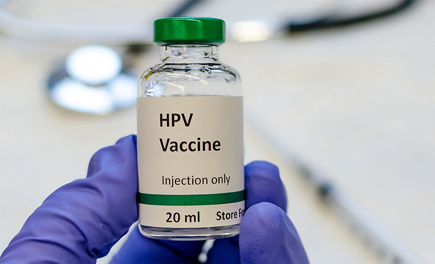 किशोरीलाई पाठेघरको मुखको क्यान्सरविरुद्धको खोप दिइँदै