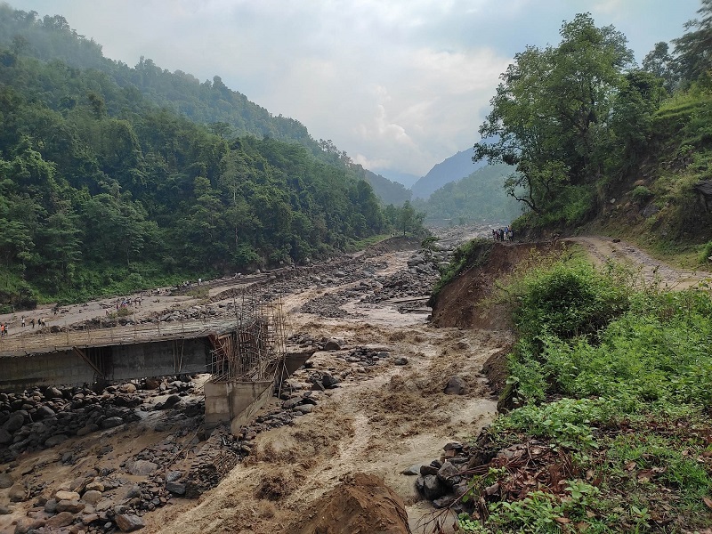 सङ्खुवासभा : बाढीमा बेपत्ता एक जनाको शव १३ दिनपछि भेटियो, १९ जना अझै बेपत्ता