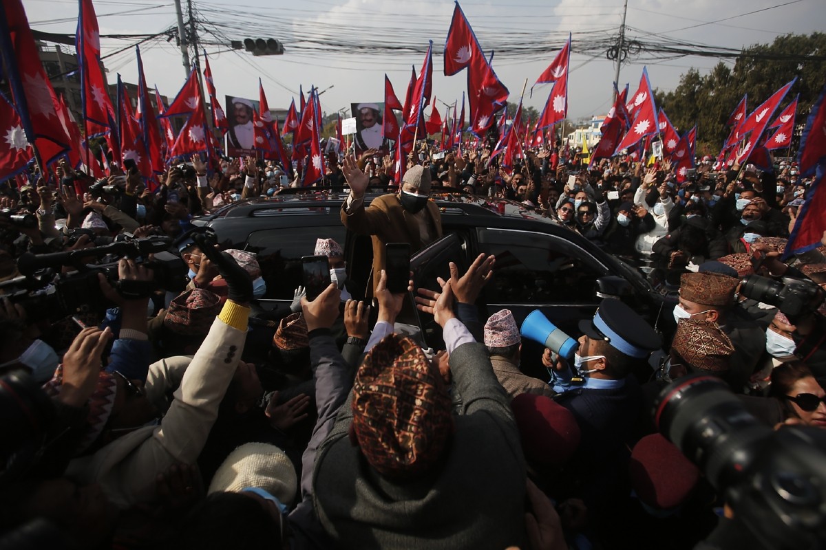 पूर्वराजा ज्ञानेन्द्रले गरे पृथ्वीनारायण शाहको सालिकमा माल्यार्पण