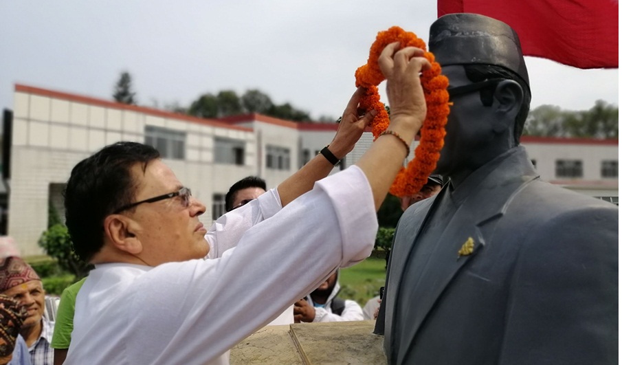 भरतपुरका पौडेलले वीपीको शालिकमा माल्यार्पण गर्दै सुरु गरे चुनाव प्रचार 