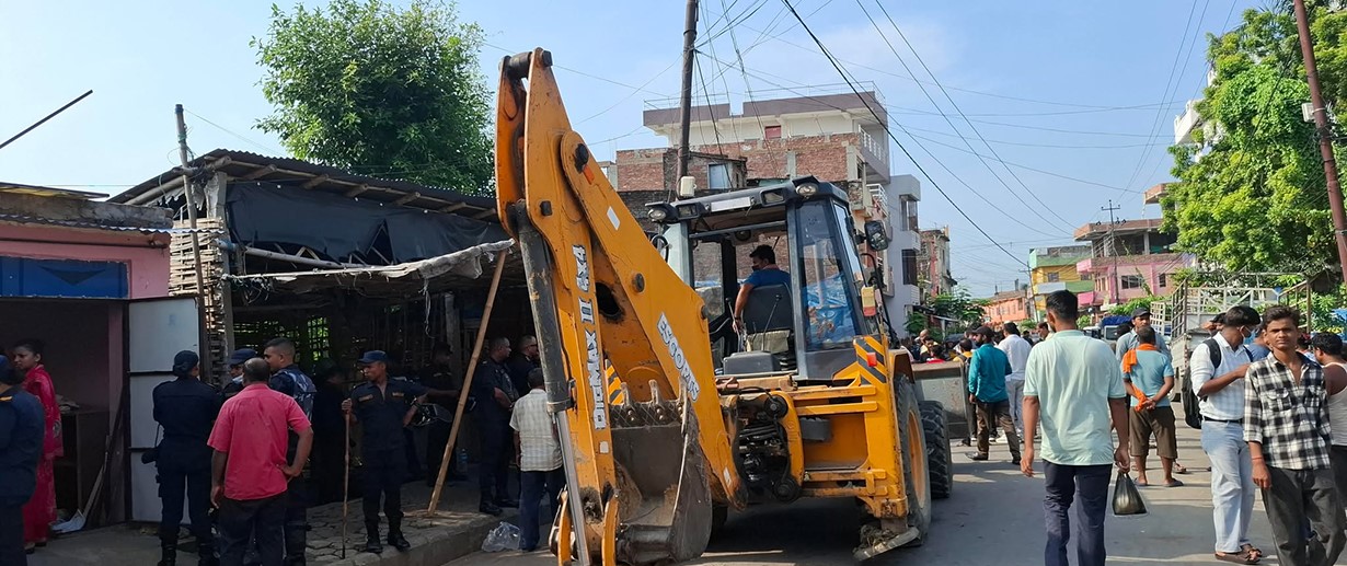 जनकपुरका अतिक्रमित गुठी जग्गामा चल्यो डोजर