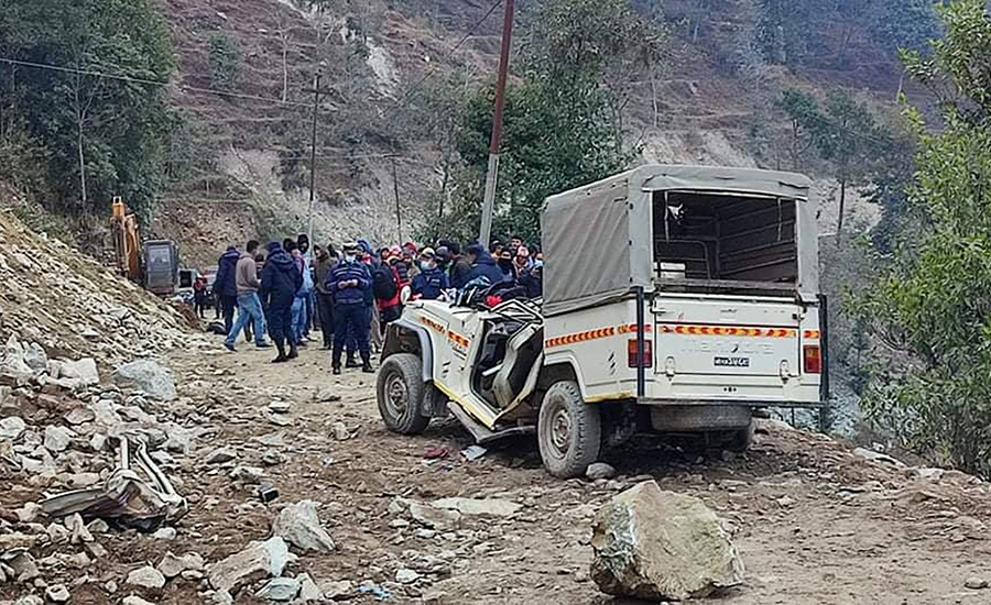 गुडिरहेको जिपमाथि ढुंगा खस्यो, ३ जनाको मृत्यु