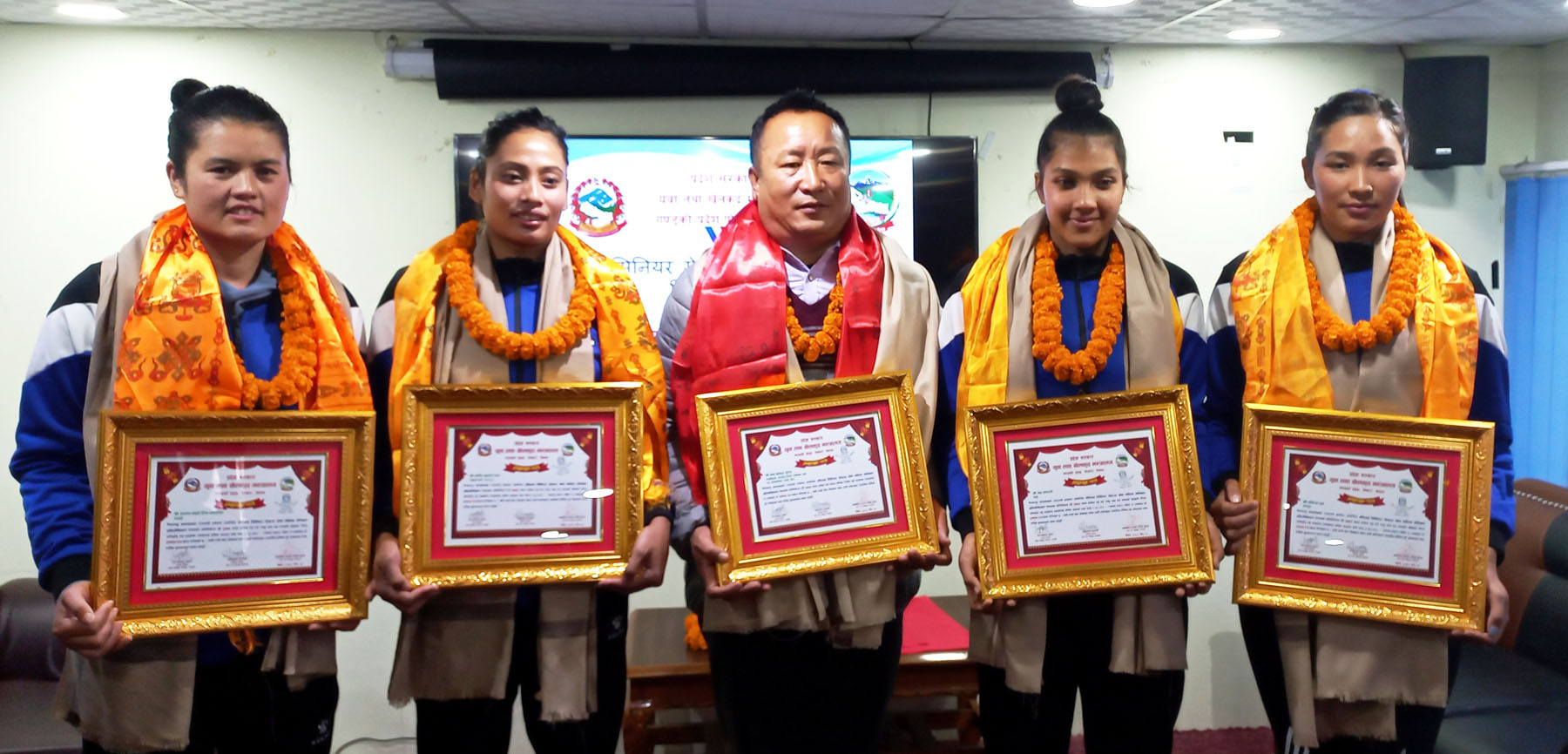 एसियन सेन्ट्रल जोन विजेता महिला भलिबल टोली जनही ५/५ लाख नगदसहित सम्मानित