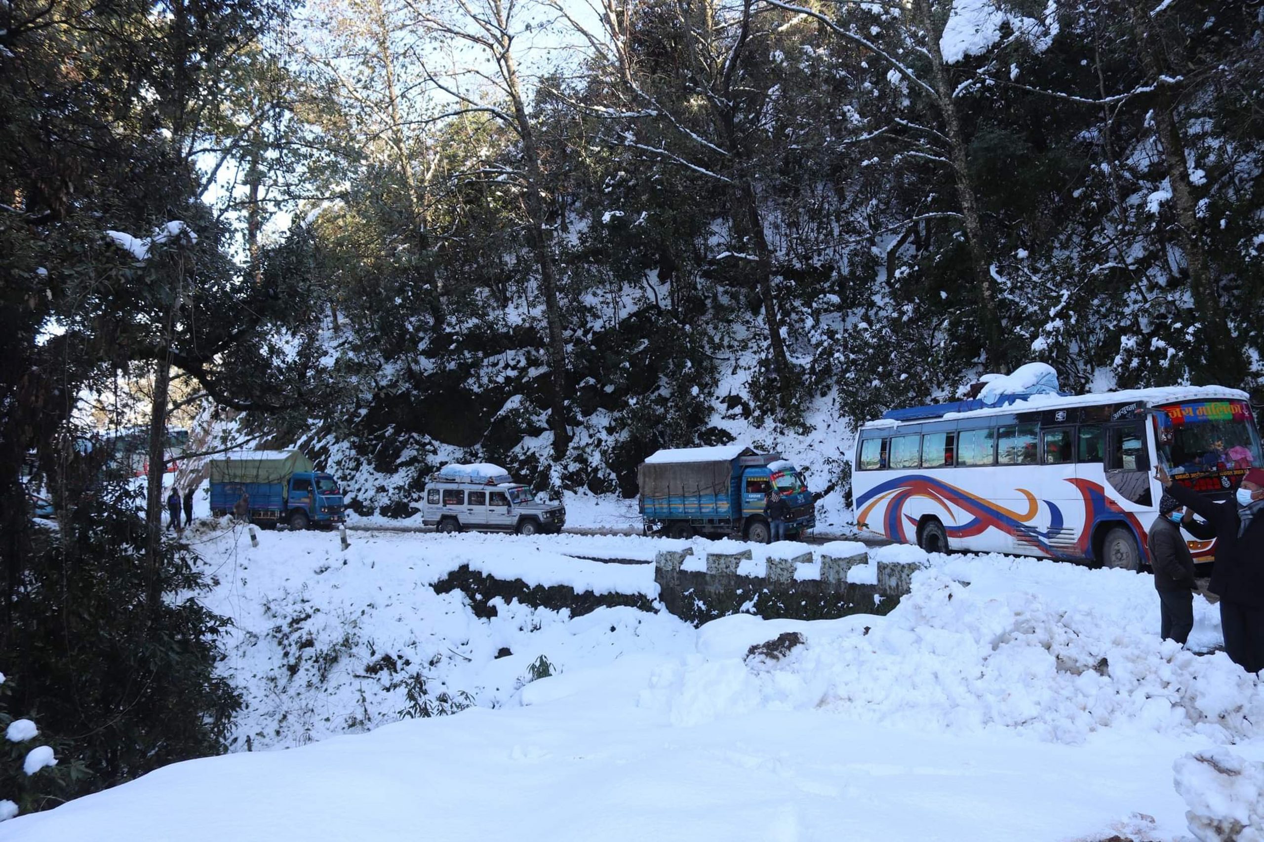 अवरुद्ध भीमदत्त तथा पहलमानसिंह स्वाँर राजमार्ग सञ्चालन