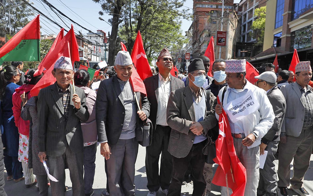 माओवादी केन्द्रसहित ६ पार्टी निकट किसानको प्रदर्शन