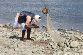 खोलाको पूजा गर्दै माझी समुदायले मनाए कोसीपर्व