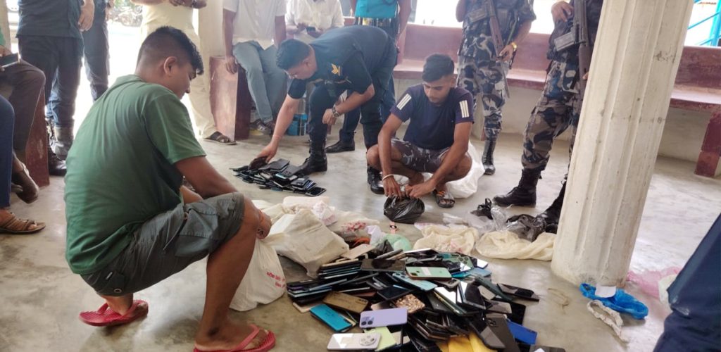 मोबाइल नष्ट गरेको विरोधमा सिरहामा आन्दोलन घोषणा, विद्यार्थीले मागे क्षतिपूर्ति
