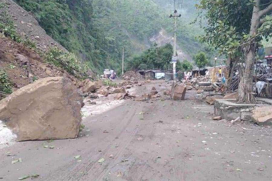 पहिरोका कारण मुग्लिन–काठमाडौं सडक बन्द