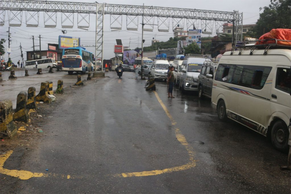 नागढुंगा–मुग्लिन सडक खण्डमा यात्रा नगर्न प्रहरीको माइकिङ 