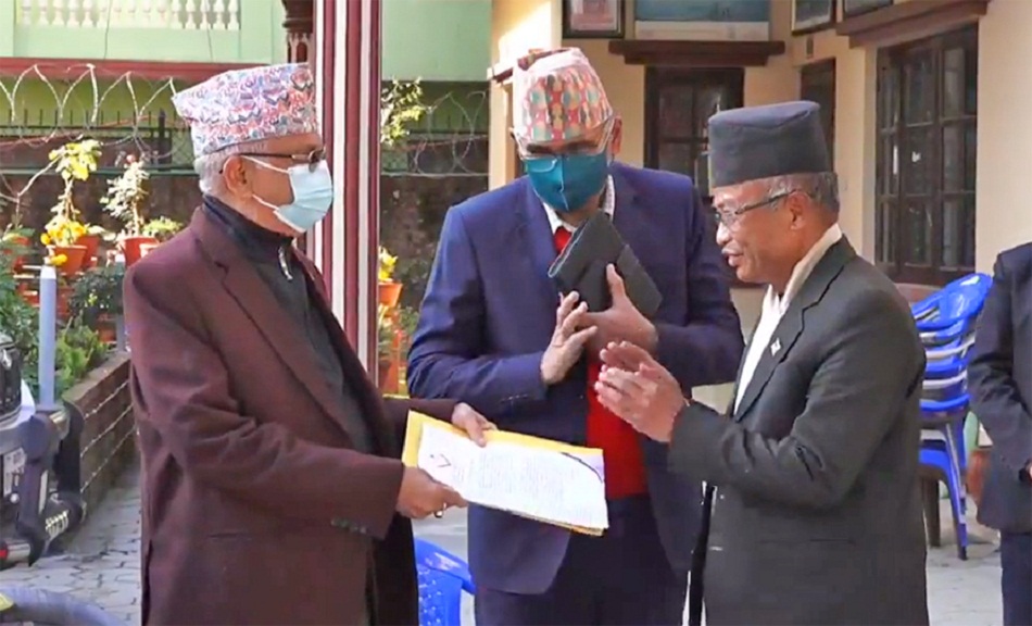 ओलीलाई कानून व्यवसायीले भने : प्रधानन्यायाधीशलाई महाभियोग लगाउन सहयोग गर्नुस्