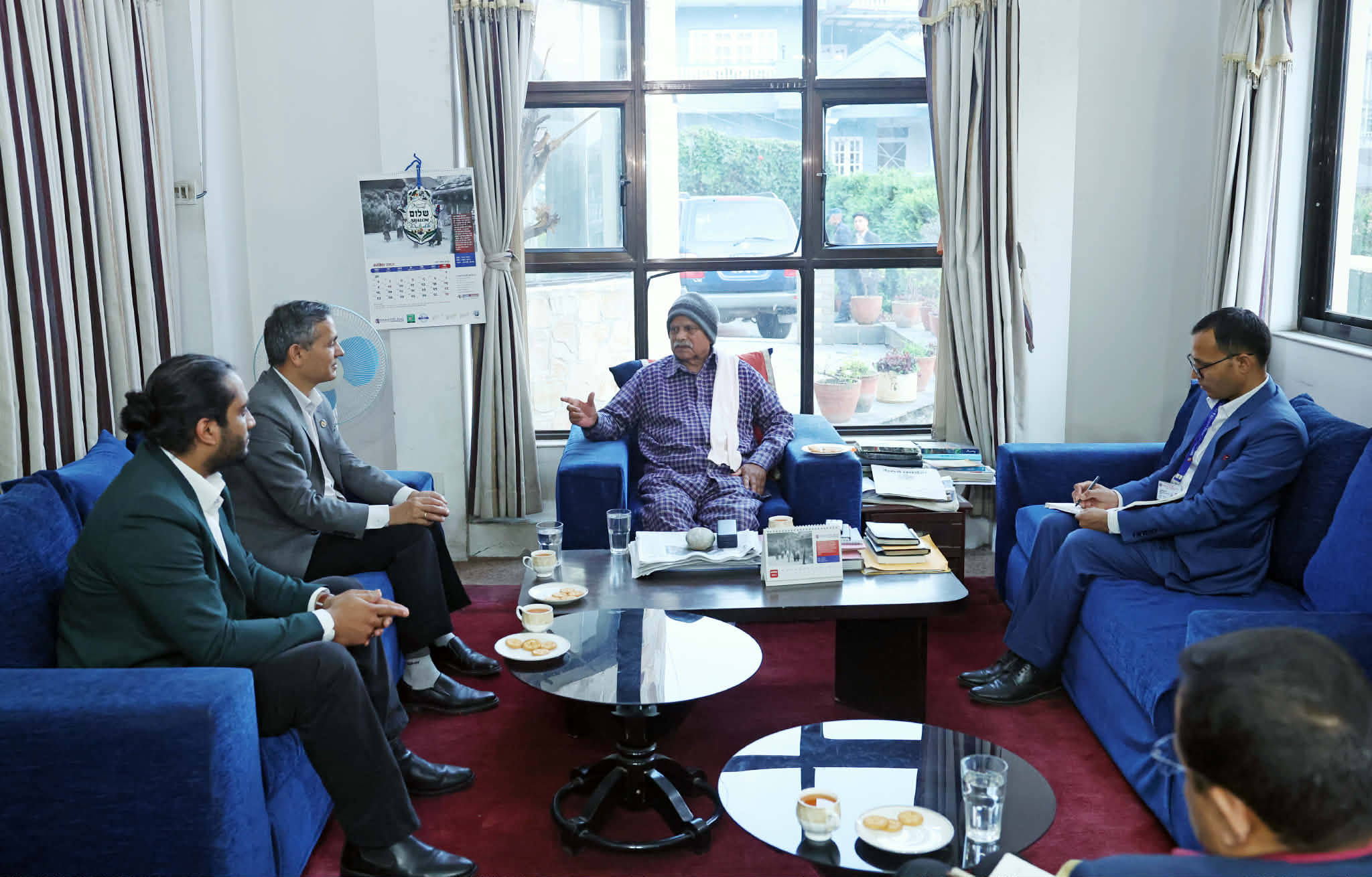 पूर्व राष्ट्रपति यादवसँग गृहमन्त्रीको भेट