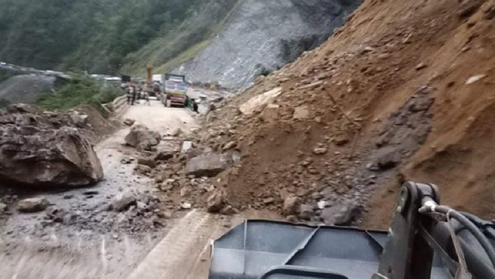 घोप्टेभीरमा पहिरो पन्छाएपछि पृथ्वी राजमार्ग दुईतर्फी सञ्चालन