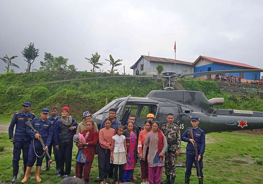 पाँचथरका १२ जनाको हेलिकप्टरबाट उद्धार