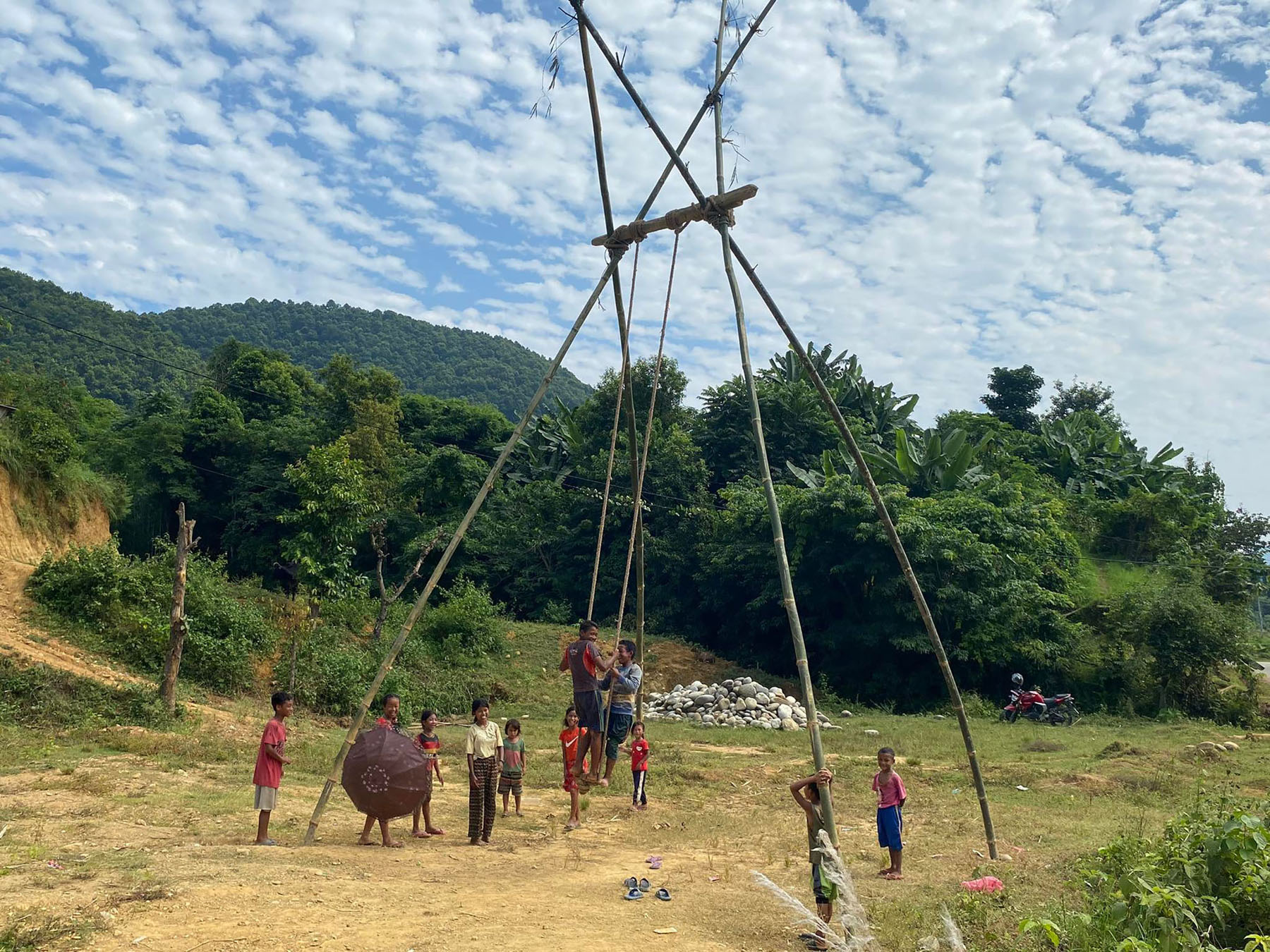 डाँडा र चौतारा सुनसान : हराउँदै लिङ्गे पिङ