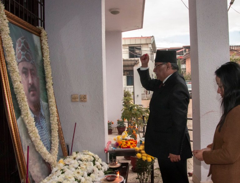 छोरा प्रकाशप्रति श्रद्धाञ्जली अर्पण गर्दै प्रचण्ड (तस्विरहरु)