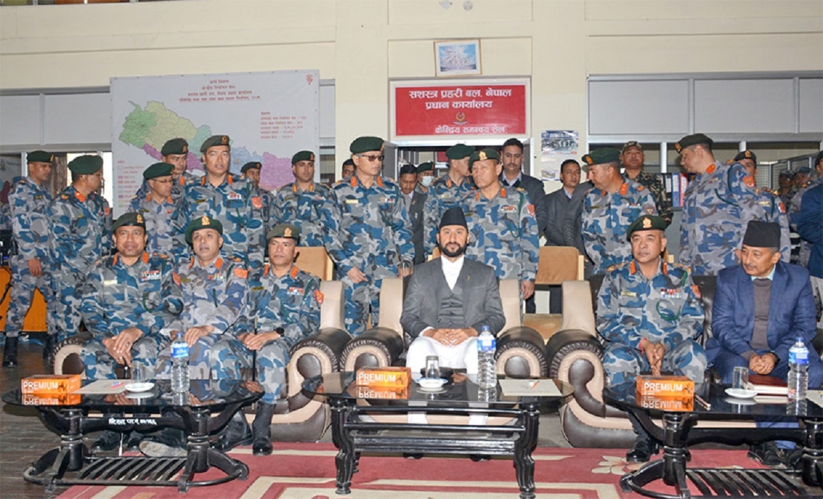 रवि लामिछानेले कार्यक्रममा आफ्ना लागि राखेको छुट्टै सोफा हटाउन लगाए