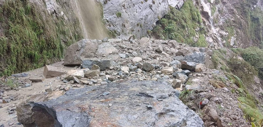 कोशी र बागमतिका यी ठाउँमा अझै सडक अवरुद्ध