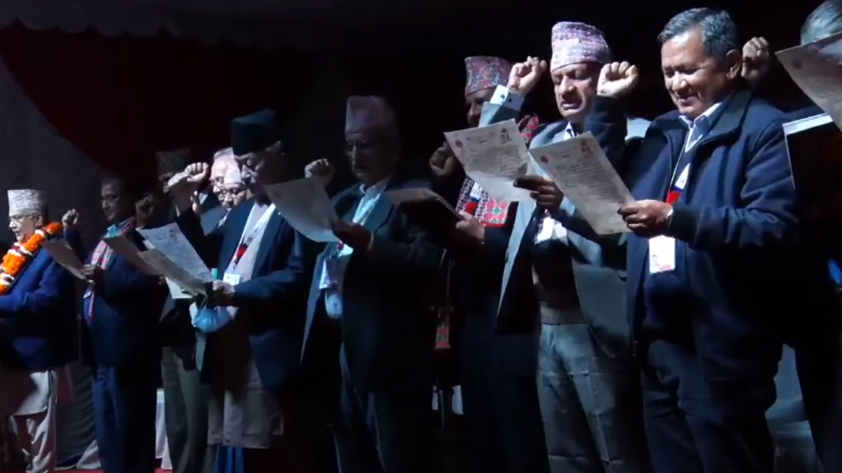 एमाले अध्यक्ष ओलीसहित पदाधिकारी र केन्द्रीय सदस्यहरूले लिए शपथ