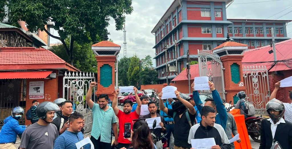 सिंहदरबारको दक्षिण गेटमा मोटरसाइकल पार्किङ गर्दै अखिलको प्रदर्शन