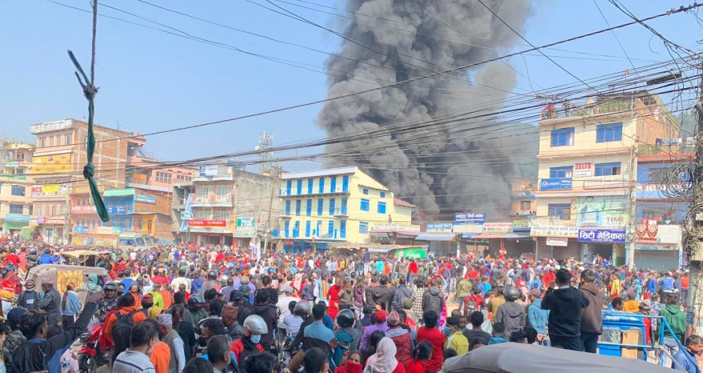 दमौलीको आगलागी चार घण्टापछि नियन्त्रणमा, क्षतिको विवरण आउन बाँकी
