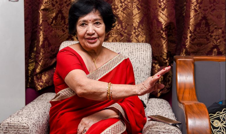 अञ्जली ‘दिदी’ले काष्ठमण्डप परिसरमा सामूहिक टीका लगाउँदै