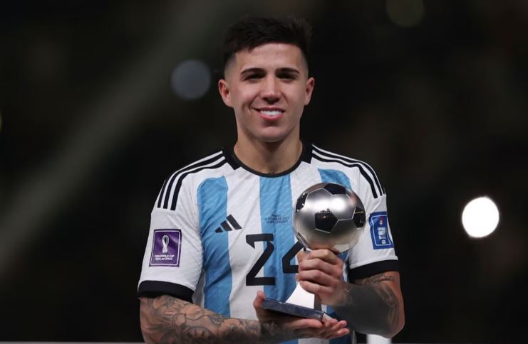 अर्जेन्टिनी मिडफिल्डर एन्जो चेल्सीमा अनुबन्ध