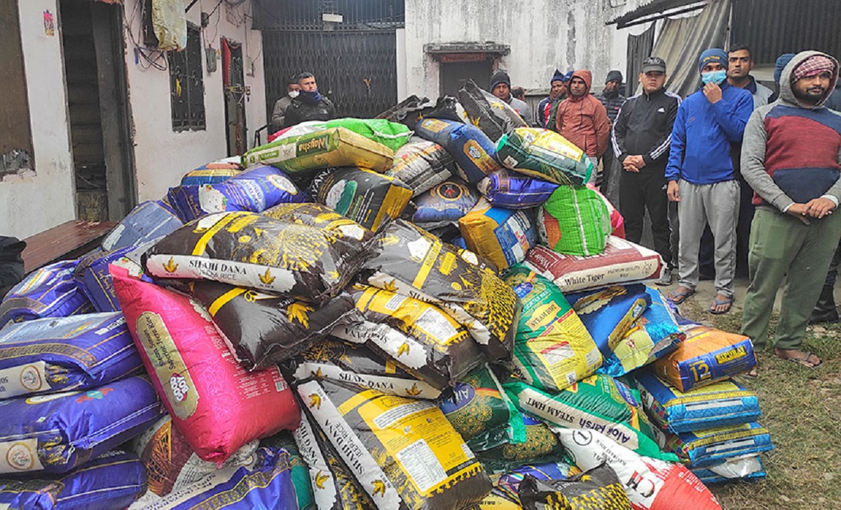 वीरगञ्जका तीन गोदाममा प्रहरीले छापा मार्दा १३ लाख बढीको चामल बरामद