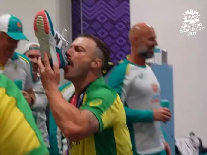 टी-२० विश्वकप जितेपछि जुत्तामा बीयर राखेर पिए अस्ट्रेलियाका खेलाडीले
