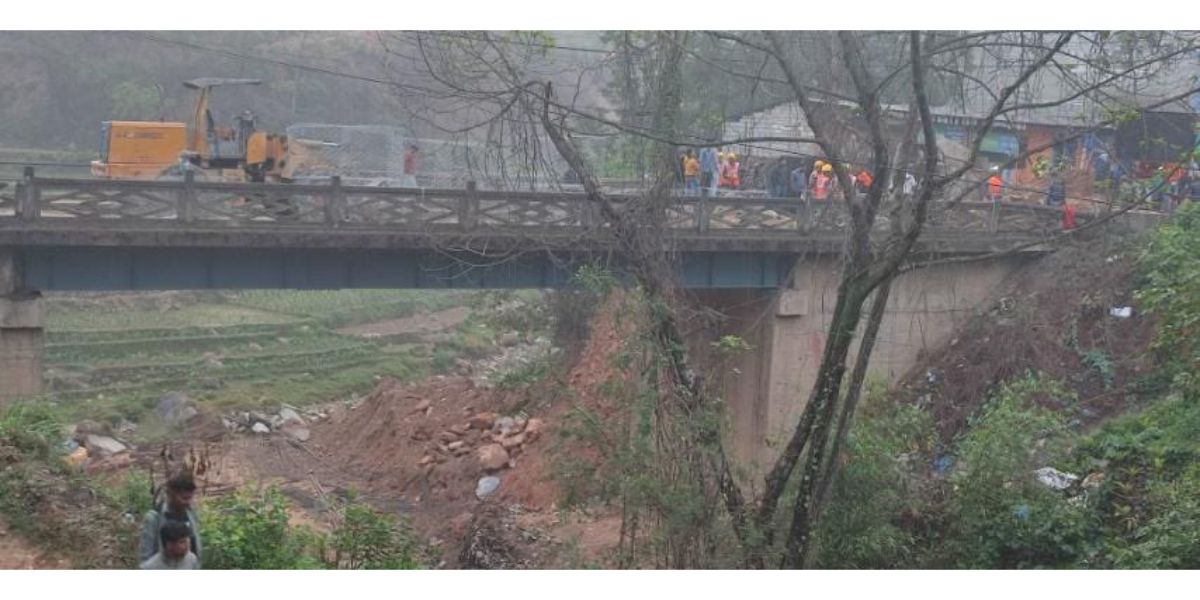 १८ घन्टा अवरूद्ध भएको पृथ्वी राजमार्ग एकतर्फी रूपमा खुल्यो