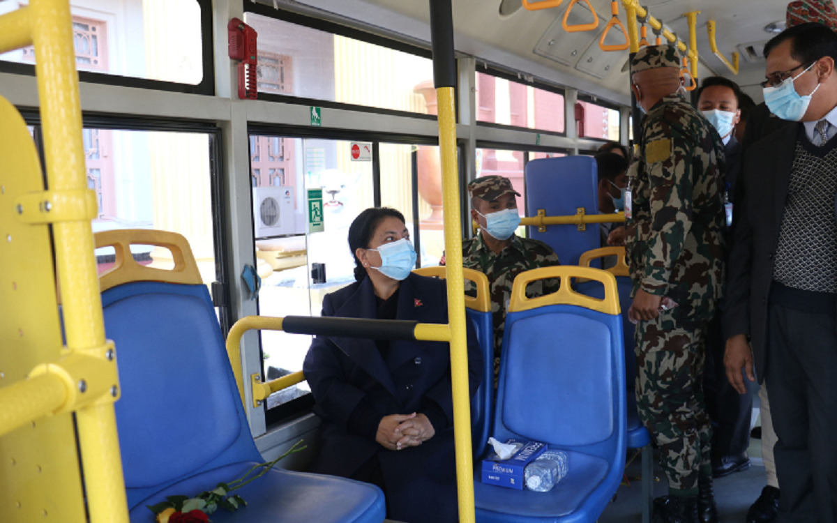 सार्वजनिक यातायात चढेर अवलोकनमा निस्किन् राष्ट्रपति 