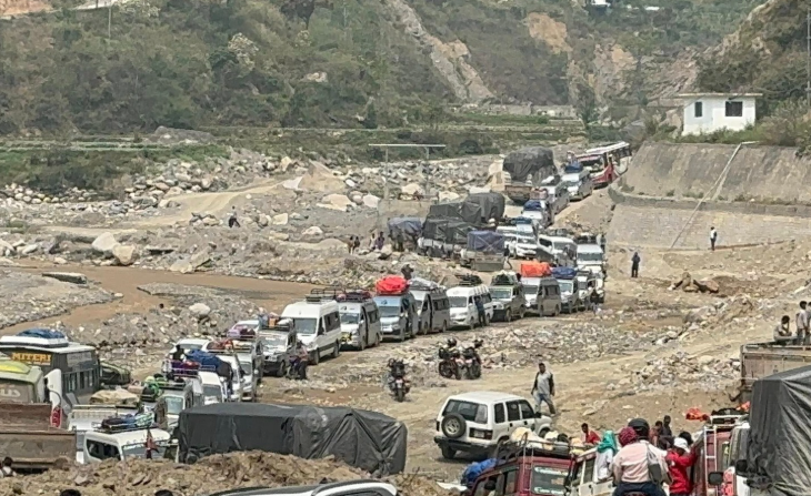 तामाकोशीको बाढीले बगायो पुष्पलाल राजमार्ग, दोलखाको सडक सम्पर्क पूर्ण रूपमा अवरुद्ध