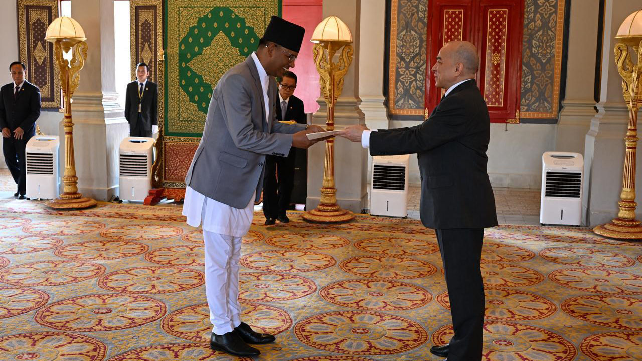 कम्बोडियाका लागि नेपाली राजदूत ओलीबाट ओहोदाको प्रमाणपत्र प्रस्तुत