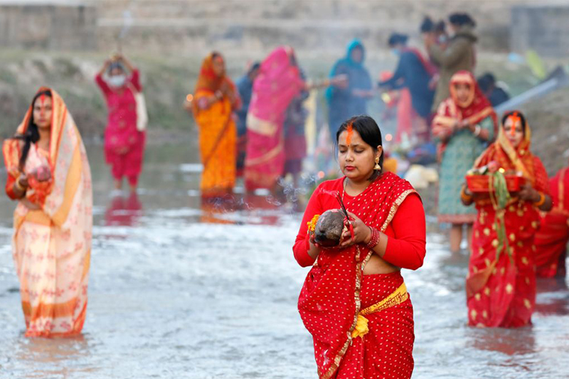 उदाउँदो सूर्यलाई अर्घ्य दिएसँगै चारदिने छठ पर्व सम्पन्न