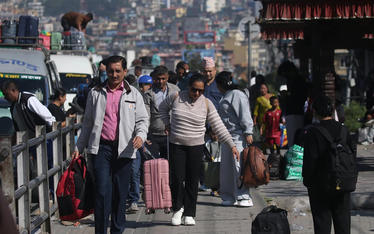 दसैंको रौनकसँगै घर फर्किनेको लर्को, भरिन थाले बसपार्क र सडक
