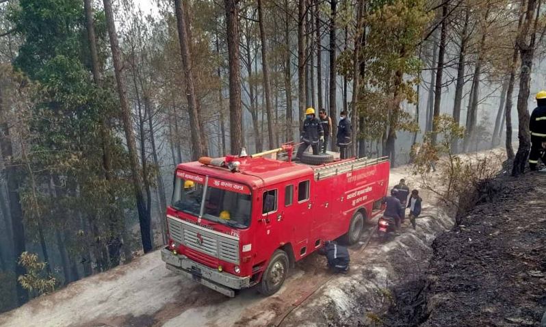 शिवपुरीको जंगलमा लागेको आगो अझै नियन्त्रमा आएन
