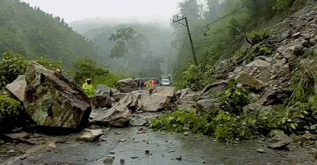 पहिरो र बाढीले देशभरका सडक प्रभावित, यी राजमार्ग र सडकखण्ड पूर्ण रूपमा अवरुद्ध