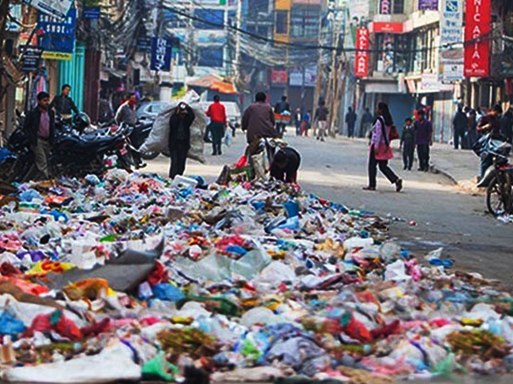 काठमाडौं महानगरमा फोहोर थुप्रिएपछि शहर दुर्गन्धीत