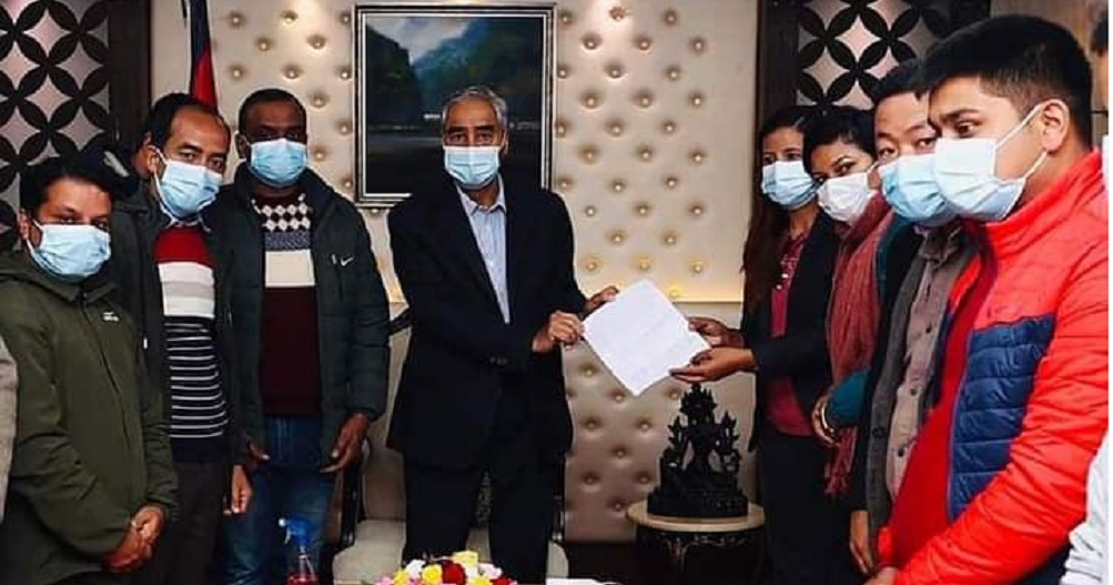 पेट्रोलियम पदार्थको मूल्य घटाउन माग गर्दै प्रधानमन्त्रीलाई ज्ञापन
