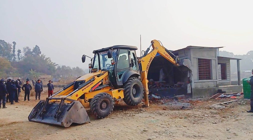 अतिक्रमण गरेर बनाइएका संरचना भत्काउन हर्क साम्पाङले धरानमा चलाए डोजर