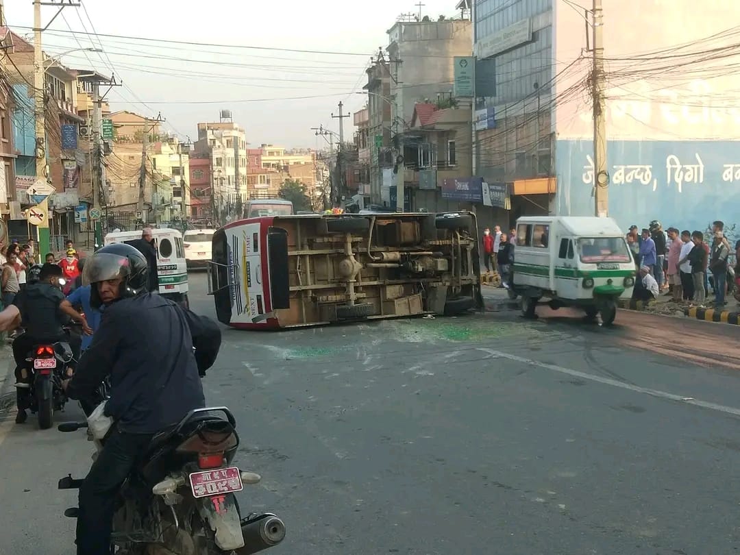 इमाडोलमा बस दुर्घटना हुँदा १९ जना यात्रु घाइते
